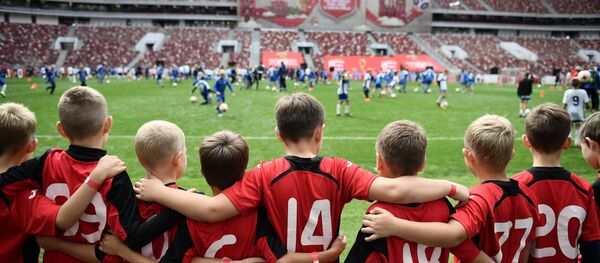 Дети играют в футбол, архивное фото - Sputnik Беларусь