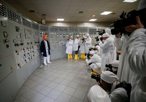 Сотрудник ЧАЭС измеряет уровень радиации в третьем реакторе - Sputnik Беларусь