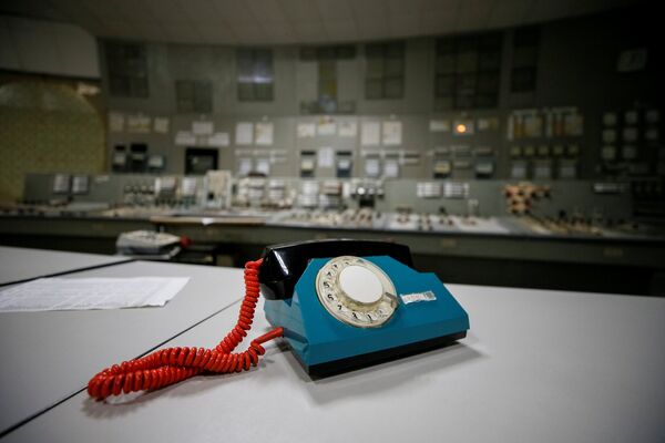 Телефон в центре управления остановленного третьего реактора на Чернобыльской атомной электростанции - Sputnik Беларусь