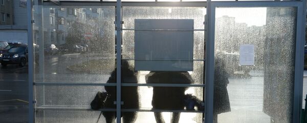 Люди на остановке общественного транспорта - Sputnik Беларусь