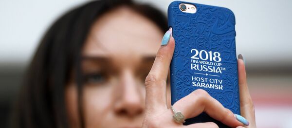 Девушка снимает видео на телефон на матче 20-го тура чемпионата России по футбол в Саранске - Sputnik Беларусь