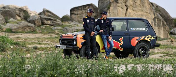 Даниэль Риккардо и Макс Ферстаппен возле Нивы - Sputnik Беларусь