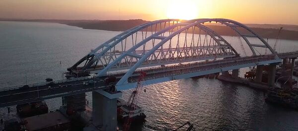 Крымскі мост выпрабавалі на трываласць 35-тонными самазваламі Крымскі мост выпрабавалі на трываласць 35-тонными самазваламі - Sputnik Беларусь