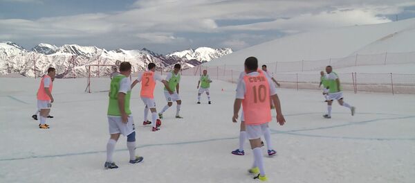 В Сочи любители футбола сыграли на высоте 2000 метров - Sputnik Беларусь