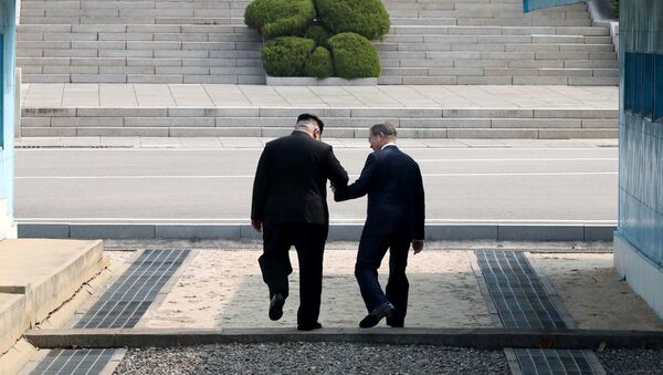 Фотофакт: президенты двух Корей, взявшись за руки, ушли с Севера на Юг - Sputnik Беларусь