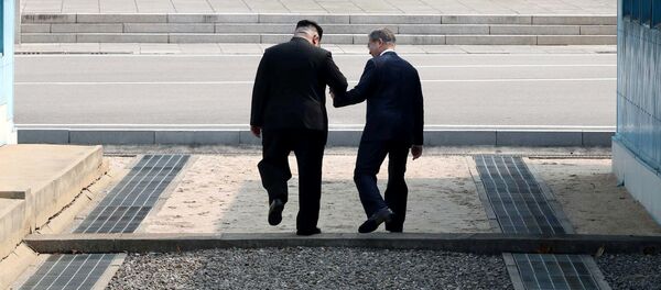 Фотофакт: президенты двух Корей, взявшись за руки, ушли с Севера на Юг Фотофакт: президенты двух Корей, взявшись за руки, ушли с Севера на Юг - Sputnik Беларусь