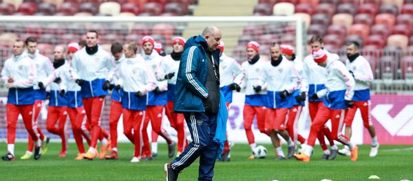 Главный тренер сборной России по футболу Станислав Черчесов на тренировке перед товарищеским матчем против сборной Бразилии - Sputnik Беларусь