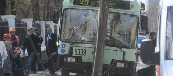 На месте ДТП работают сотрудники ГАИ, врачи скорой помощи оказывают помощь пострадавшим - Sputnik Беларусь