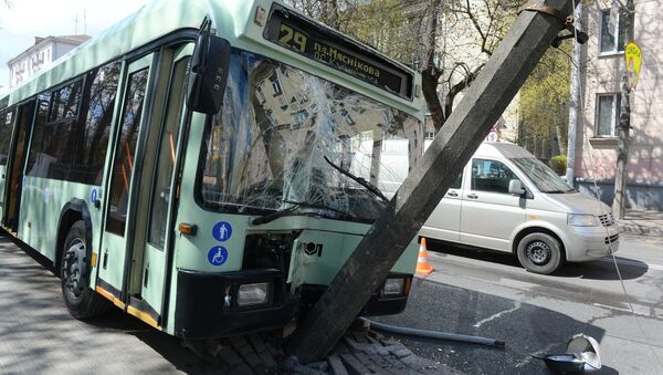 Троллейбус врезался в столб возле здания Минобороны - Sputnik Беларусь