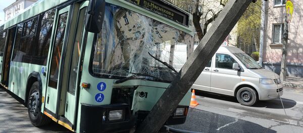 Троллейбус врезался в столб возле здания Минобороны - Sputnik Беларусь