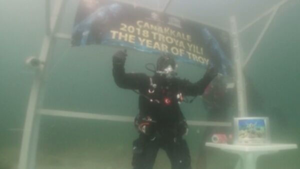 Турецкий аквалангист установил рекорд Книги Гиннесса по самому долгому погружении в самое холодное море - Sputnik Беларусь