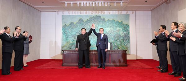 Лидеры КНДР и Южной Кореи Ким Чен Ын и Мун Чжэ Ин - Sputnik Беларусь