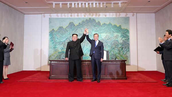 Лидеры КНДР и Южной Кореи Ким Чен Ын и Мун Чжэ Ин - Sputnik Беларусь