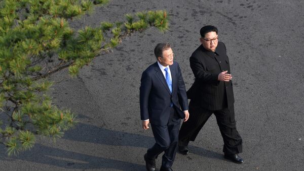 Глава КНДР Ким Чен Ын и президент Южной Кореи Мун Чжэ Ин - Sputnik Беларусь