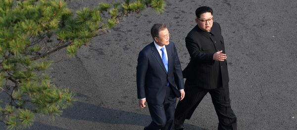 Глава КНДР Ким Чен Ын и президент Южной Кореи Мун Чжэ Ин Глава КНДР Ким Чен Ын и президент Южной Кореи Мун Чжэ Ин - Sputnik Беларусь