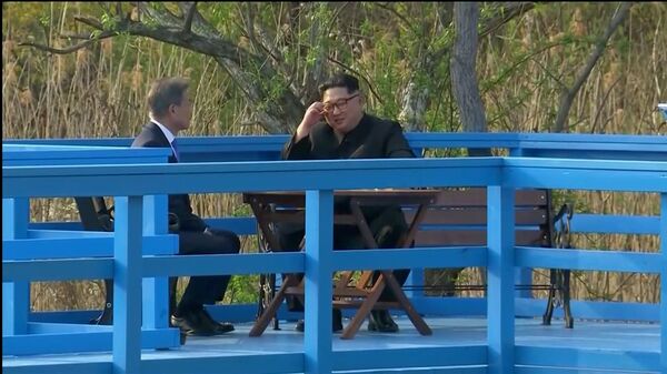 Под пение птиц лидеры Северной и Южной Кореи провели тет-а-тет полчаса как старые друзья - Sputnik Беларусь