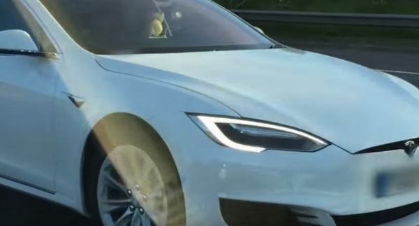 Британский автолюбитель ехал на пассажирском сиденье своей машины Tesla - Sputnik Беларусь