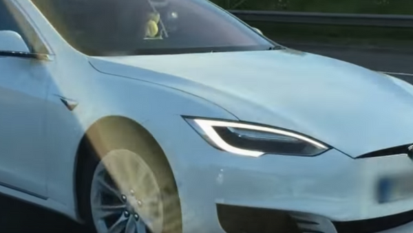 Британский автолюбитель ехал на пассажирском сиденье своей машины Tesla - Sputnik Беларусь