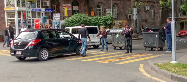 Сторонники Никола Пашиняна заблокировали улицу Закяна (29 апреля 2018). Еревaн - Sputnik Беларусь