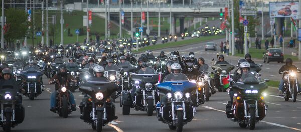 Уже традиционно в мотопробеге принял участие старший сын президента – Виктор Лукашенко, он возглавлял колонну. - Sputnik Беларусь