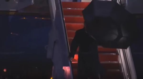 Трам сражается с зонтом - Sputnik Беларусь