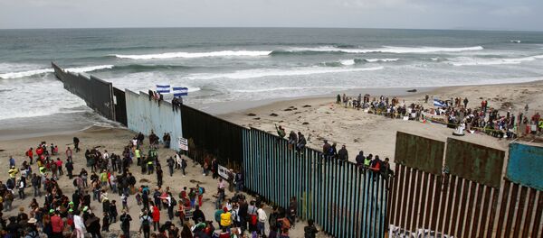 Мигранты осадили границу Мексики и США - Sputnik Беларусь