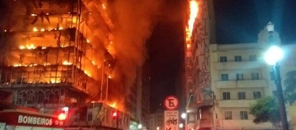 Горящая многоэтажка в Сан-Паоло Горящая многоэтажка в Сан-Паоло - Sputnik Беларусь