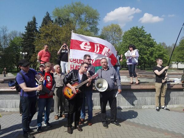 Для участников акции приготовили праздничный подарок — под гитару был исполнен гимн независимых профсоюзов - Sputnik Беларусь