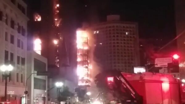 Пожар в многоэтажном здании в Сан-Паулу: видео с места ЧП - Sputnik Беларусь