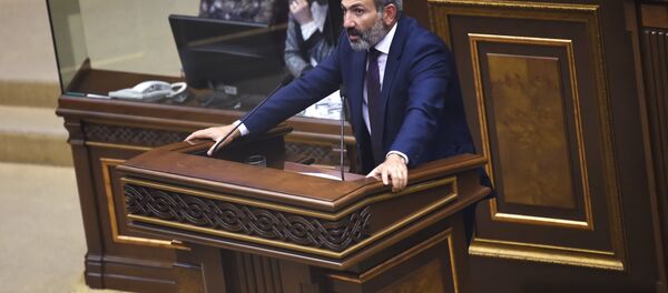 Кандидат в премьер-министры Никол Пашинян выступает на внеочередном заседании парламента Кандидат в премьер-министры Никол Пашинян выступает на внеочередном заседании парламента - Sputnik Беларусь