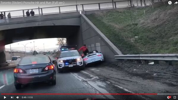 Most Wanted: канадец на угнанном Porsche протаранил полицейский джип - Sputnik Беларусь