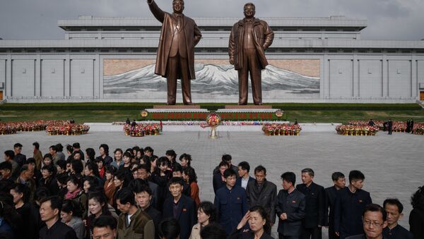 Жители после дани памяти у статуй лидеров КНДР Ким Ир Сена и Ким Чен Ира в Пхеньяне - Sputnik Беларусь
