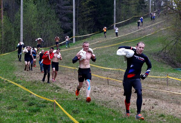 Соревнования по гонкам с препятствиями Bison Race в Логойске - Sputnik Беларусь