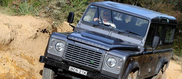Land Rover Defender на бездорожье, архивное фото - Sputnik Беларусь