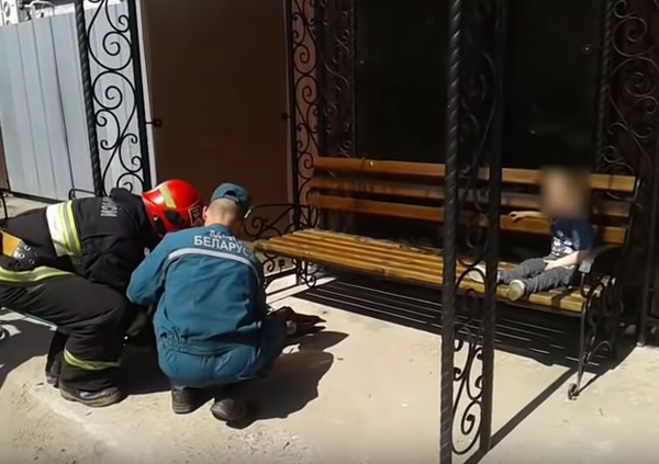 Спасатели оказали помощь ребенку, чья рука застряла в лавочке - Sputnik Беларусь
