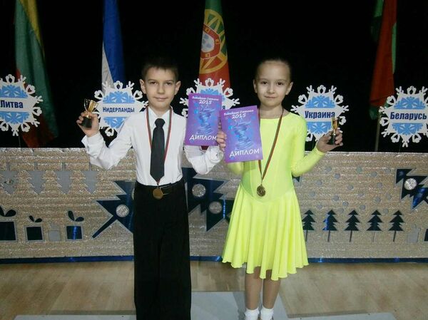Ученики Марии Соловьевой с наградами после выступления на международном конкурсе по спортивным бальным танцам Витебская снежинка - 2015. - Sputnik Беларусь