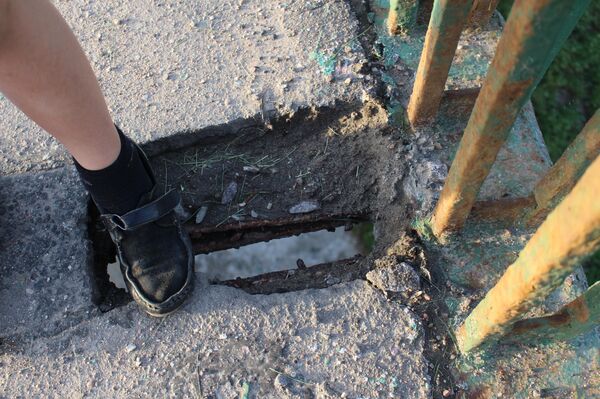 Дырка на пешеходной части Нового моста в Гродно - Sputnik Беларусь