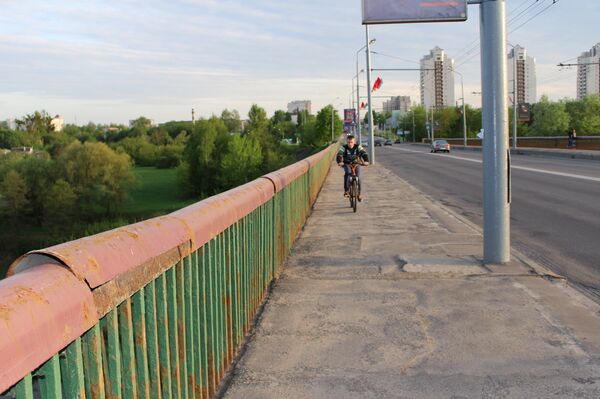 Горожане обращают внимание на плохое качество дорожного покрытия - Sputnik Беларусь