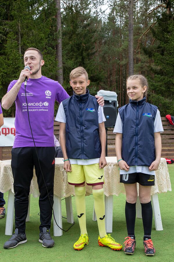 Белорусские участники международной детской социальной программы Футбол для дружбы  - Sputnik Беларусь