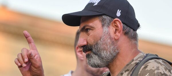 Никол Пашинян во время митинга на площади Республики (2 мая 2018). Еревaн - Sputnik Беларусь