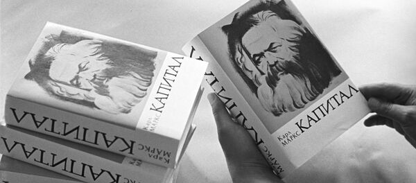Книги юбилейного выпуска Капитала Карла Маркса, архивное фото Книги юбилейного выпуска Капитала Карла Маркса, архивное фото - Sputnik Беларусь