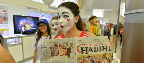 Мимы встречали посетителей на стендах выставки СМИ в Беларуси - Sputnik Беларусь