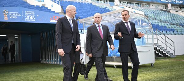 Президент РФ Владимир Путин и президент FIFA Джанни Инфантино во время осмотра после реконструкции стадиона Фишт - Sputnik Беларусь