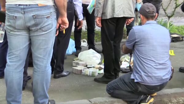 Пачки денег и ружье: кадры с места задержания напавшего на банк в Ереване - Sputnik Беларусь