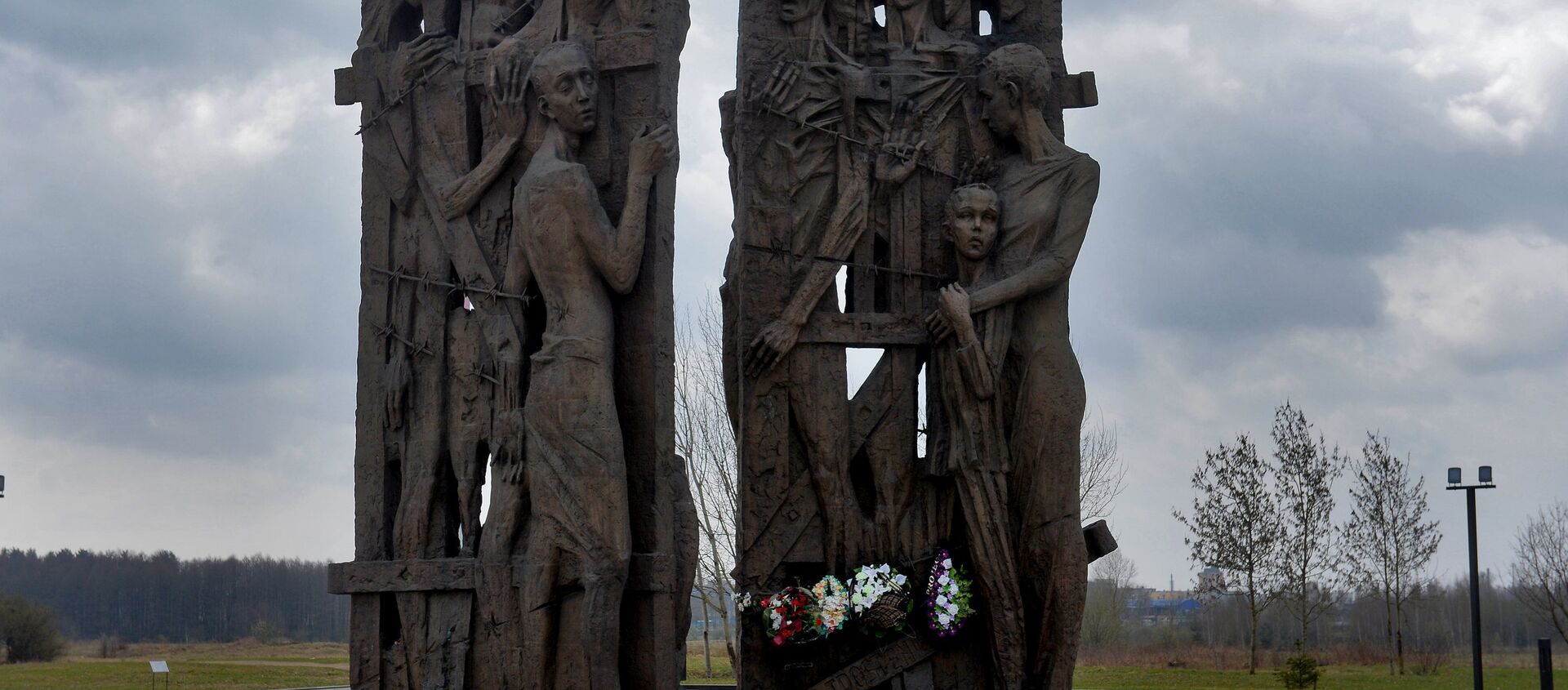 Монумент памяти на месте лагеря смерти в Тростенце - Sputnik Беларусь, 1920, 02.06.2021