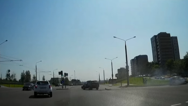 BMW не пропустил Mitsubishi в Гродно, три человека пострадали - Sputnik Беларусь