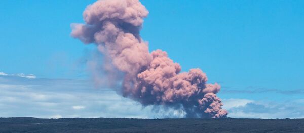 Розовое облако пепла поднимается над вулканом Килауэа - Sputnik Беларусь