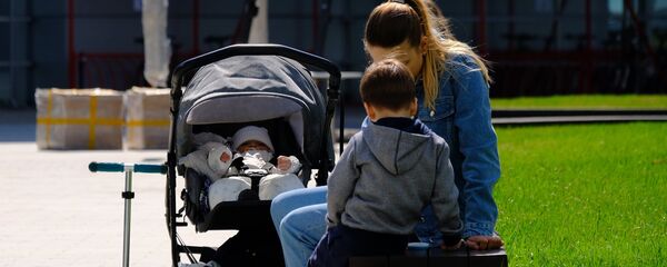 Мама с детьми, архивное фото - Sputnik Беларусь