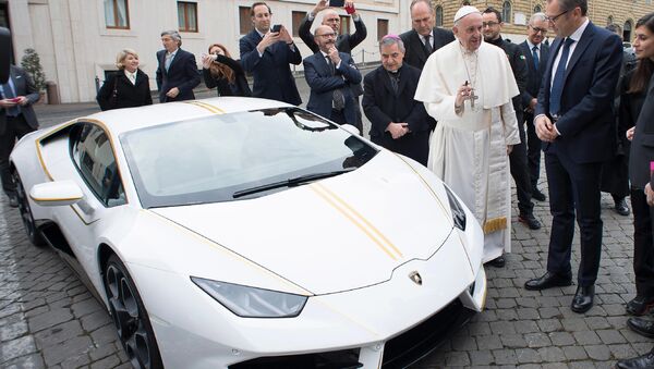 Папа Рымскі прадае свой суперкар Lamborghini Huracan з аўтографам - Sputnik Беларусь