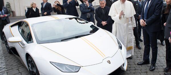 Папа римский продает свой суперкар Lamborghini Huracan с автографом - Sputnik Беларусь